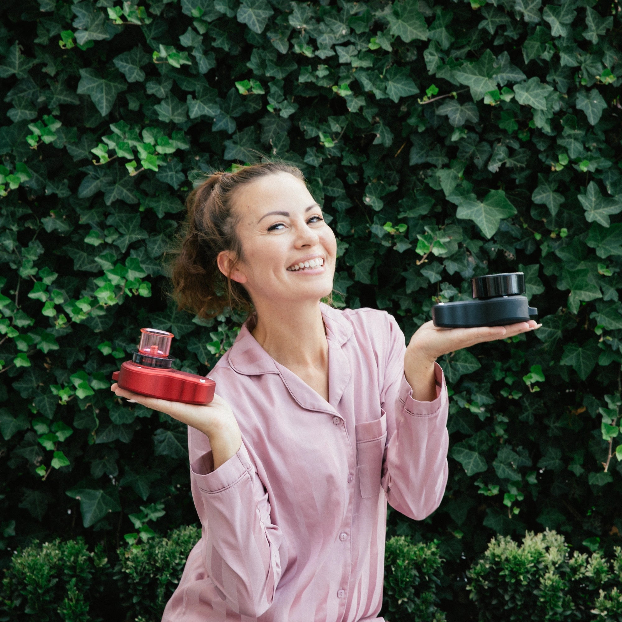 Close-up van de anti-cellulitis-oliefles van Claro, waarbij de natuurlijke ingrediënten en het merk worden benadrukt.